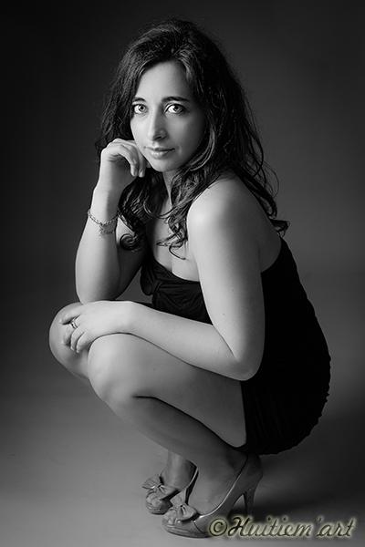 Photographie d'une jeune femme sur talon accroupie en noir et blanc réalisée par Noelle Gamand , photographe à Avignon (Vaucluse)