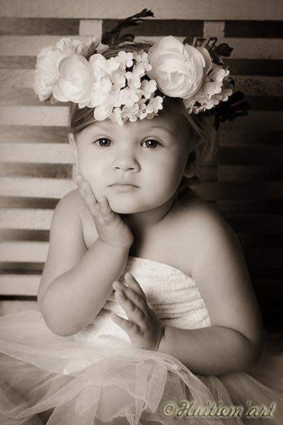 Photographie d'une petite fille avec une couronne de fleurs sur la tête réalisée par Huitièm'art, photographe à Avignon (Vaucluse)