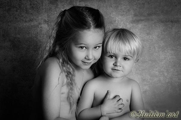 Photographie d'une petite fille et son petit frère en noir et blanc réalisée par Huitièm'art, photographe à Avignon (Vaucluse)