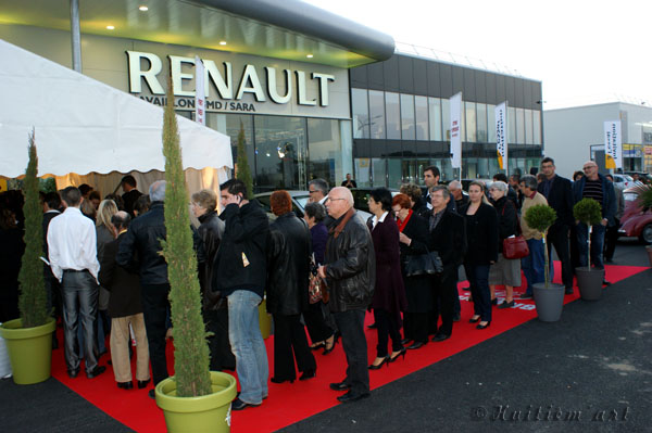 Photographie de la file d'attente lors de l'inauguration de Renault Cavaillon réalisée par Huitièm'art, photographe à Avignon (Vaucluse)