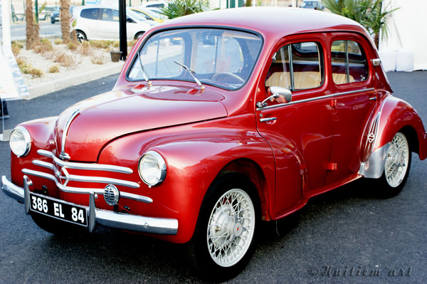 Photographie d'une Renault 4CV rouge réalisée par Huitièm'art, photographe à Avignon (Vaucluse)