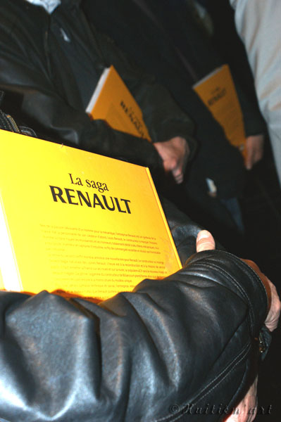 Photographie de livres sur Renault réalisée par Huitièm'art, photographe à Avignon (Vaucluse)