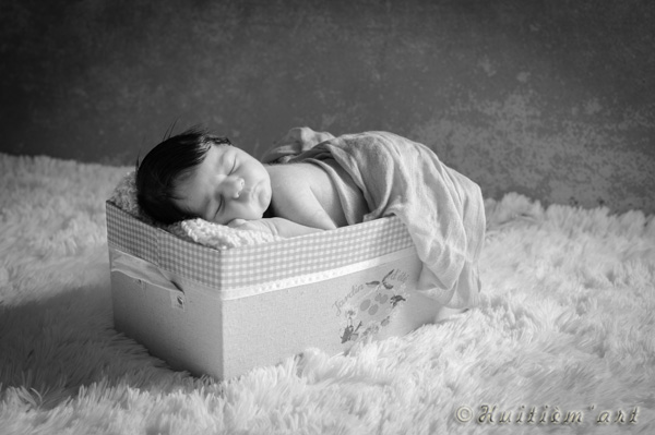 Photographie d'un bébé dans une caisse réalisée par Huitièm'art, photographe à Avignon (Vaucluse)