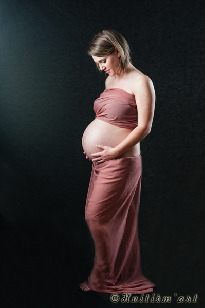 Photographie d'une femme enceinte se tenant le ventre réalisée par Huitièm'art, photographe de mariage à Avignon (Vaucluse)