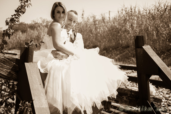 Photographie de mariés devant un chemin de fer réalisée par Huitièm'art, photographe à Avignon (Vaucluse)