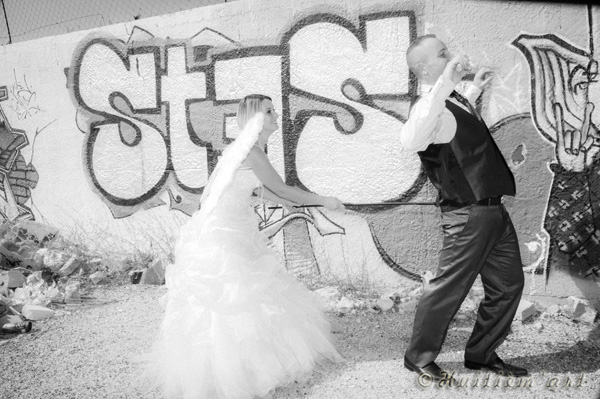 Photographie de mariés devant un tag réalisée par Huitièm'art, photographe à Avignon (Vaucluse)