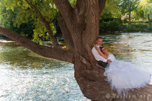 Photographie de mariés allongés sur un arbre réalisée par Huitièm'art, photographe à Avignon (Vaucluse)