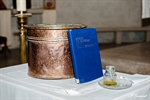 Photographie de la cuve baptismale et u livre bleu du baptême réalisée par Huitièm'art, photographe de baptême à Avignon (Vaucluse)