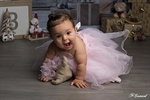 Photographie d'une petite fille avec une robe tutu rose réalisée par noelle gamand portraitiste de france photographe enfant vaucluse avignon