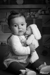 Photographie en noir et blanc d'une petite fille tenant un lapin en peluche réalisée par noelle gamand photographe portrait enfanr=t avignon vaucluse