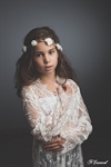 Photographie d'une fillette en robe dentelle blanche avec une couronne sur la tête réalisée par noelle gamand portraitiste enfant avignon vaucluse