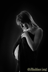 Photographie d'une femme tenant son ventre rond réalisée par Huitièm'art, photographe de mariage à Avignon (Vaucluse)