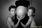 Photographie d'un ventre d'une femme enceinte avec ses deux fils réalisée par Huitièm'art, photographe de mariage à Avignon (Vaucluse)