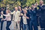 Photographie d'un groupe d'invités au mariage qui rit réalisée par Huitièm'art, photographe de mariage à Avignon (Vaucluse)