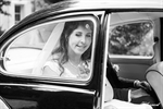 Photographie en noir et blanc d'une mariée dans une traction regardant par la fenetre réalisé par huitiemart en vaucluse avignon