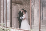 photographie d'un couple de mariés dans une verrière à caumont sur durance réalisée par noelle gamand huitièm'art en provence avignon vaucluse