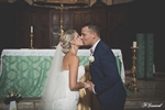 Photographie d'un couple de mariés à l'église qui s'embrasse réaliséé par noelle gamand huitièm'art en provence avignon vaucluse