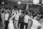 Photographie d'une soirée de mariage ou les invités dansent réalisée par noelle gamand à sorgues salle de la Chatreuse, vaucluse