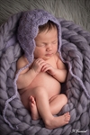 Photographie d'un nouveau né  ccoon mauve laine avec bonnet laine parme réalisée par noelle gamand photographe nouveau né avignon vaucluse