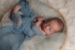 photographie d'un bébé fille dans un panier rond en train de dormir réalisée par noelle gamand huitièm'art photoographe newborn avignon vaucluse