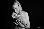 Photographie en noir et blanc d'une jeune maman portant son nouveau né endormi contre sa joue réalisée par noelle gamand huitièm'art avignon vaucluse