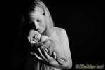 Photographie d'un nourisson avec sa maman réalisée par Huitièm'art, photographe à Avignon (Vaucluse)