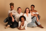 Photographie d'une famille en blouson en jean par noelle gamand photographe famille avignon vaucluse