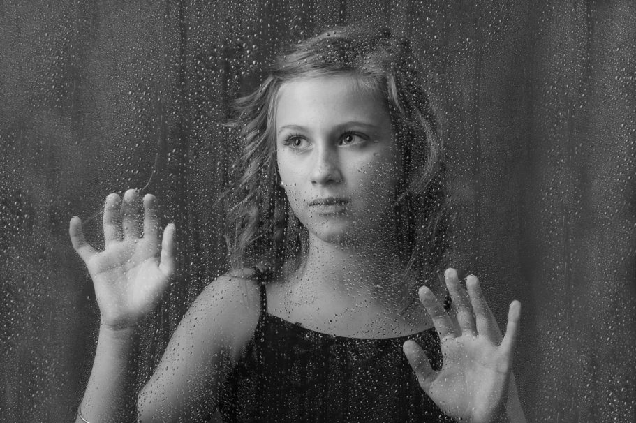 photo derriere la vitre portrait d'une jeune fille sous la pluie