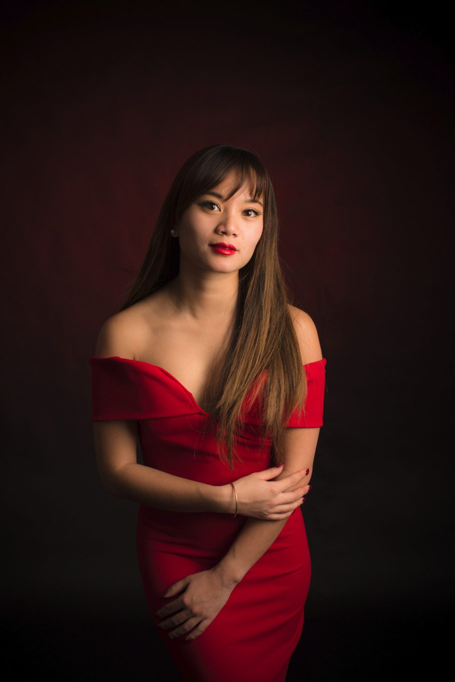 femme asiatique en robe rouge