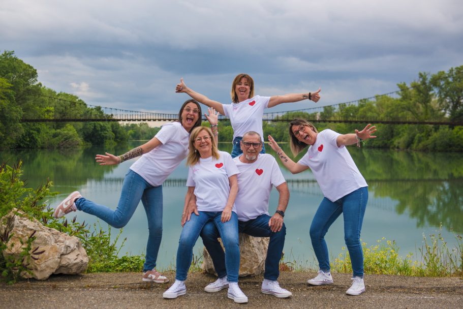 Famille en t-shirt blanc au bord de l'eau Sorgues Ile de l'oiselet