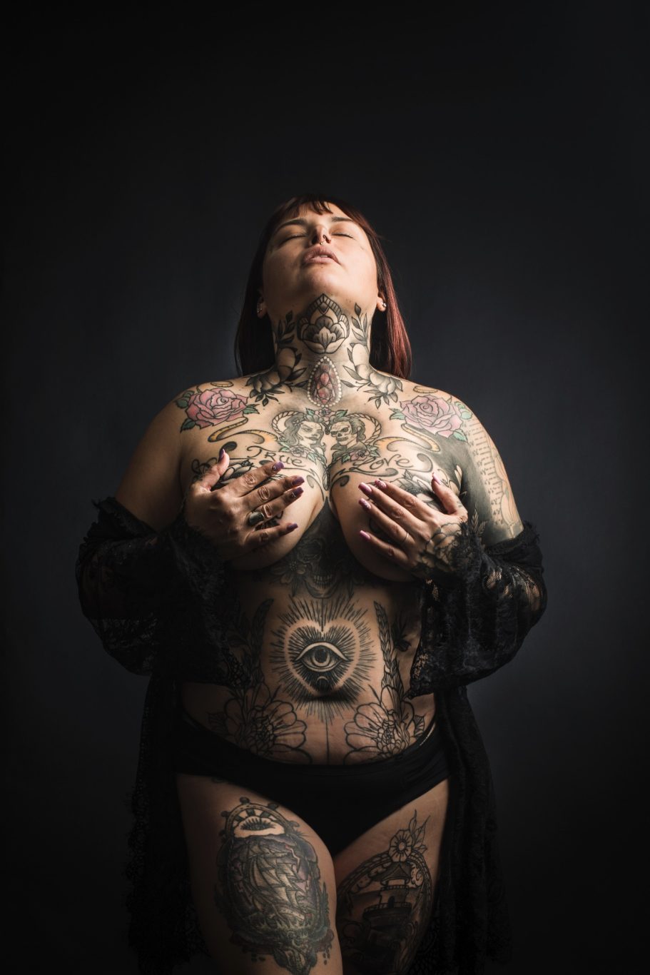 femme recouverte de tatouages piercing woman tatoo