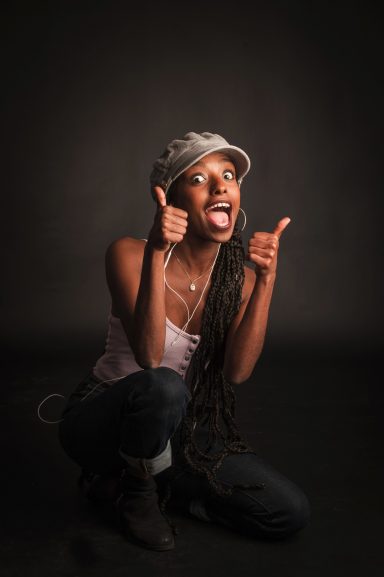 jeune femme contente avec une casquette