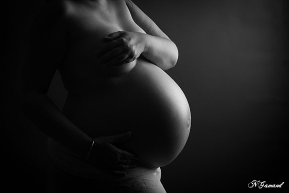 ventre de femme enceinte dans un éclairage clair obscur