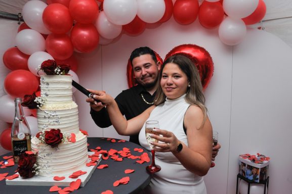 les mariés coupent le gateau