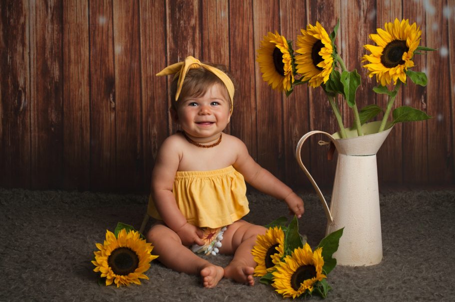 petite fille avec des tournesols
