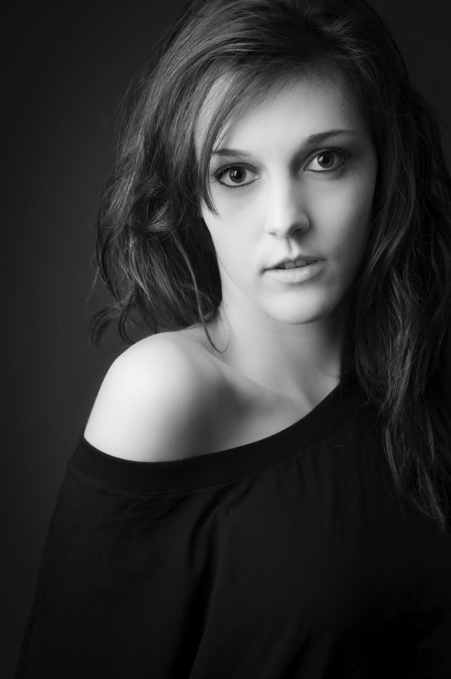 portrait noir et blanc jeune femme epaule nue
