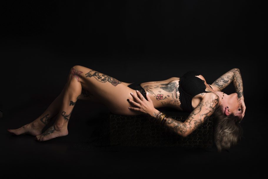 femme tatouée allongé sur le dos